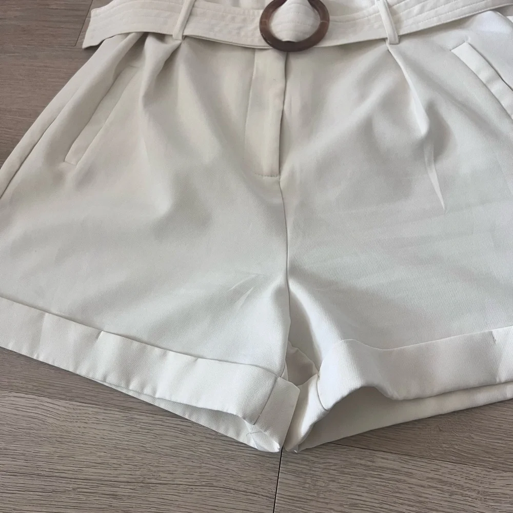 Elegant White Women's Shorts with Belt - Picture 4 of 12